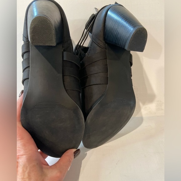 ShoeDazzle~Matte Black Faux Leather Criss Cross Strap Buckle Ankle Boot~Size 8.5 - Picture 10 of 11